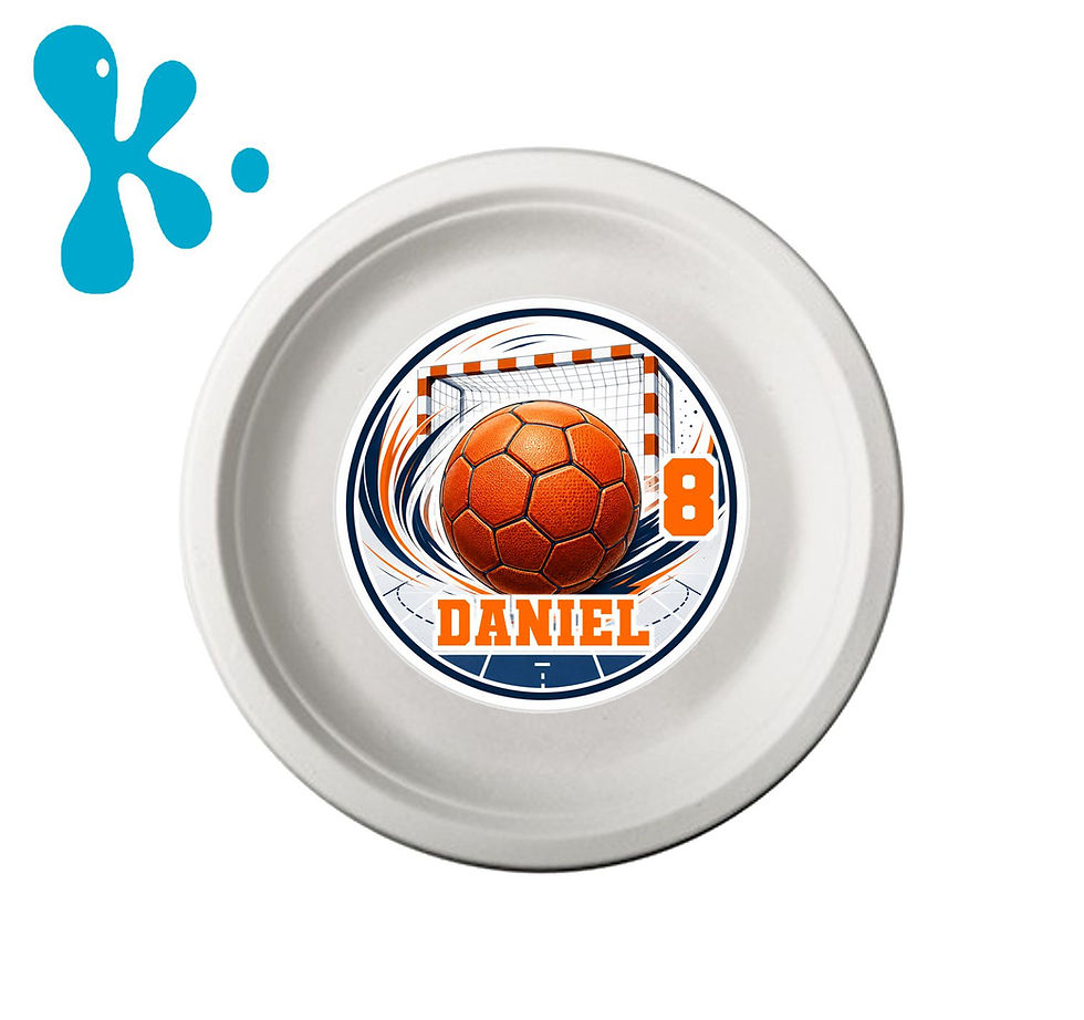 Prato descartável com autocolante personalizado de andebol com bola, baliza, nome Daniel e idade 8.