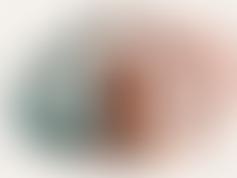 Mulher sobrecarregada equilibrando papéis de mãe, esposa, filha e trabalhadora com leveza e organização