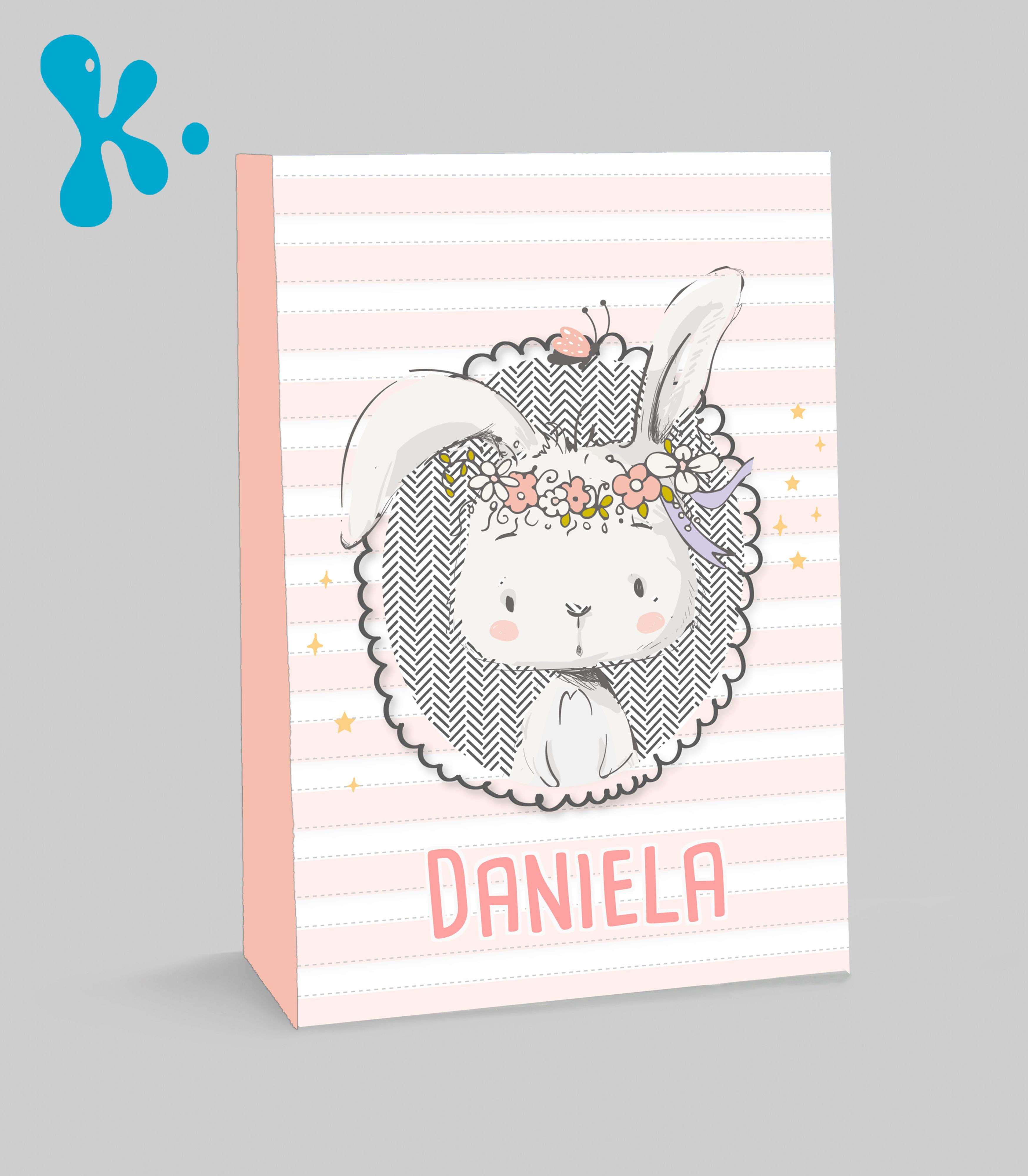 Saco lembrança personalizado coelhinha com coroa de flores e nome Daniela.