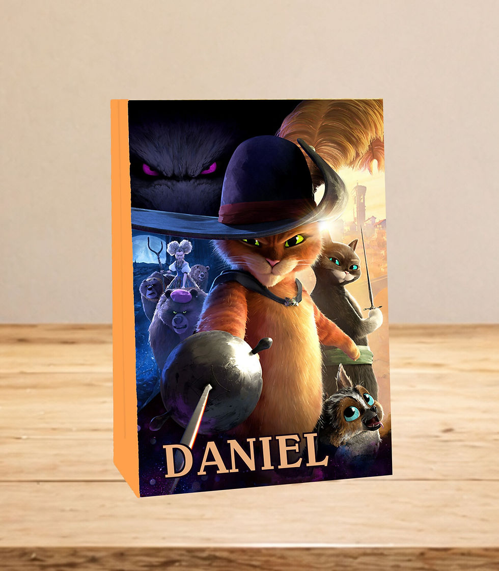 Saco lembrança Gato das Botas com personagens do filme e nome Daniel em destaque