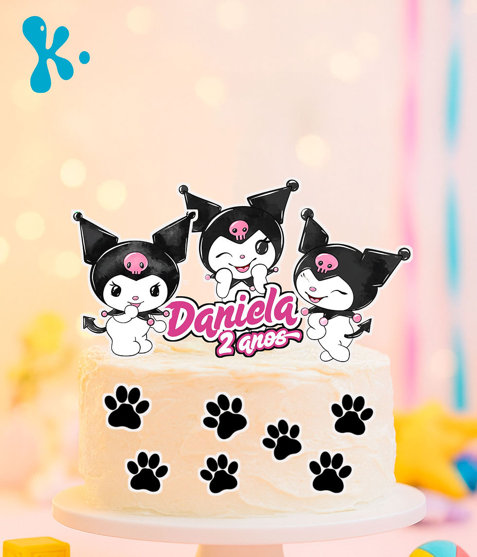 Topo de bolo Kuromi personalizado com três personagens e pegadas pretas.