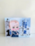 Sacolinha personalizada O Poderoso Chefinho em papel fotográfico, com personagem de fato, nome e idade da criança.