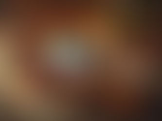 Caixa da Véspera de Natal com pijamas, livro infantil e chocolate quente em ambiente acolhedor