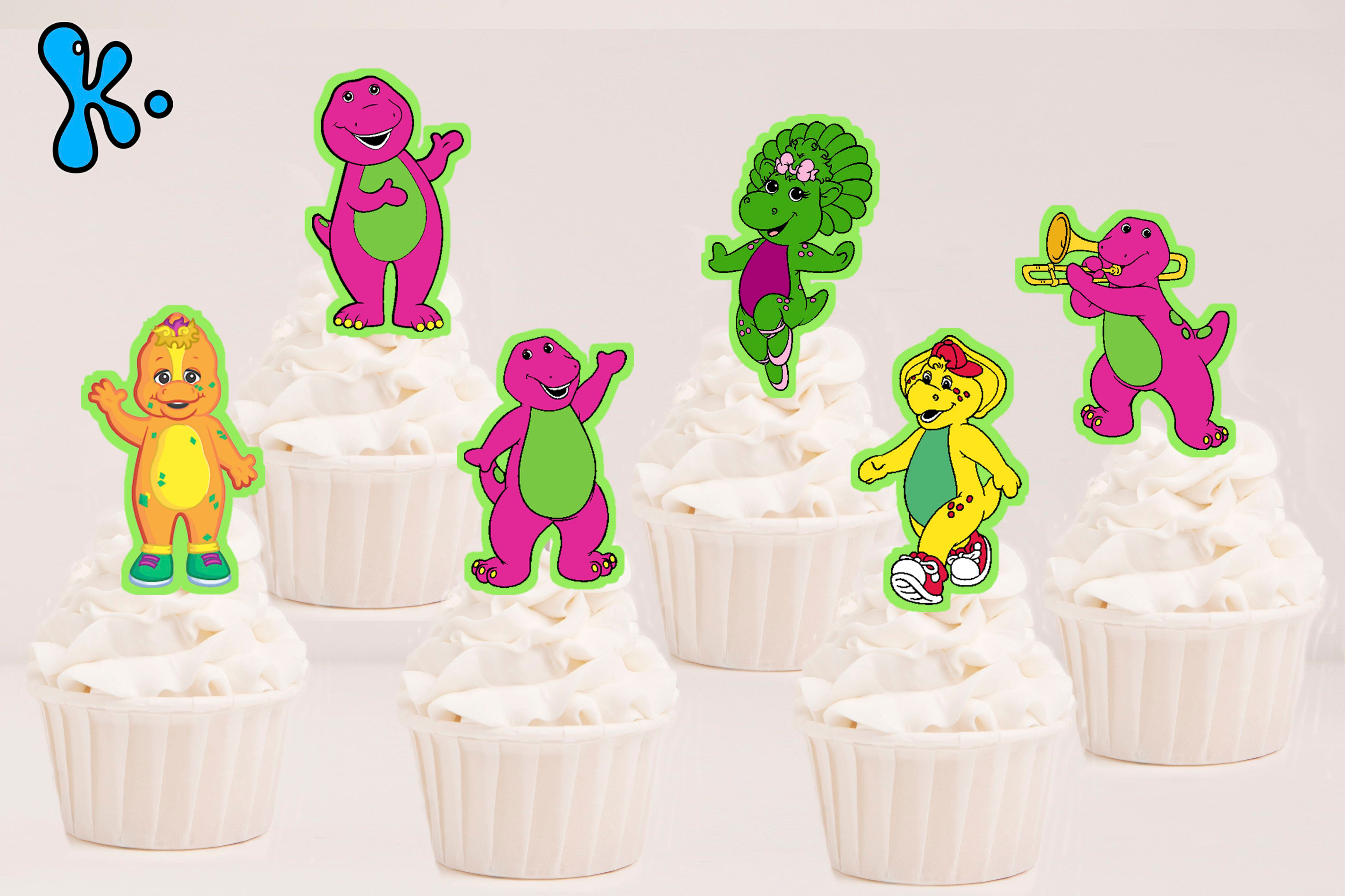 Toppers recortados Barney e os Seus Amigos a decorar cupcakes de festa infantil colorida.