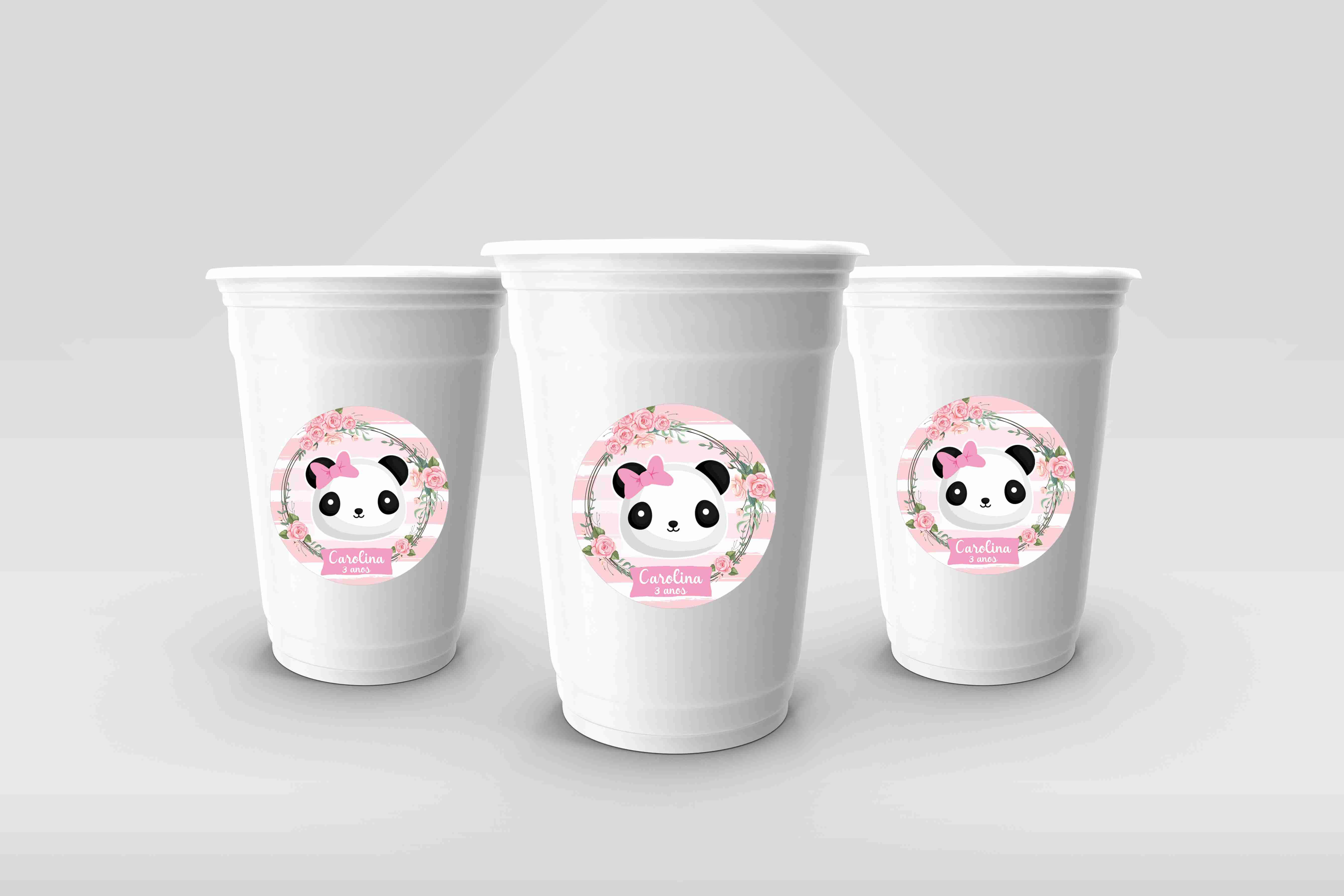 Autocolantes personalizados Panda Menina aplicados em copos brancos para festa infantil