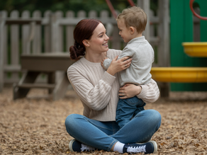 Mãe abraça filho após pedir desculpa, mostrando que mães e pais perfeitos não existem mas o amor é reparador