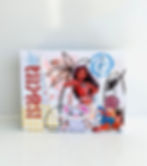 Sacolinha personalizada Vaiana em papel fotográfico, com Vaiana, Pua, Hei Hei, flores tropicais, nome e idade da criança.