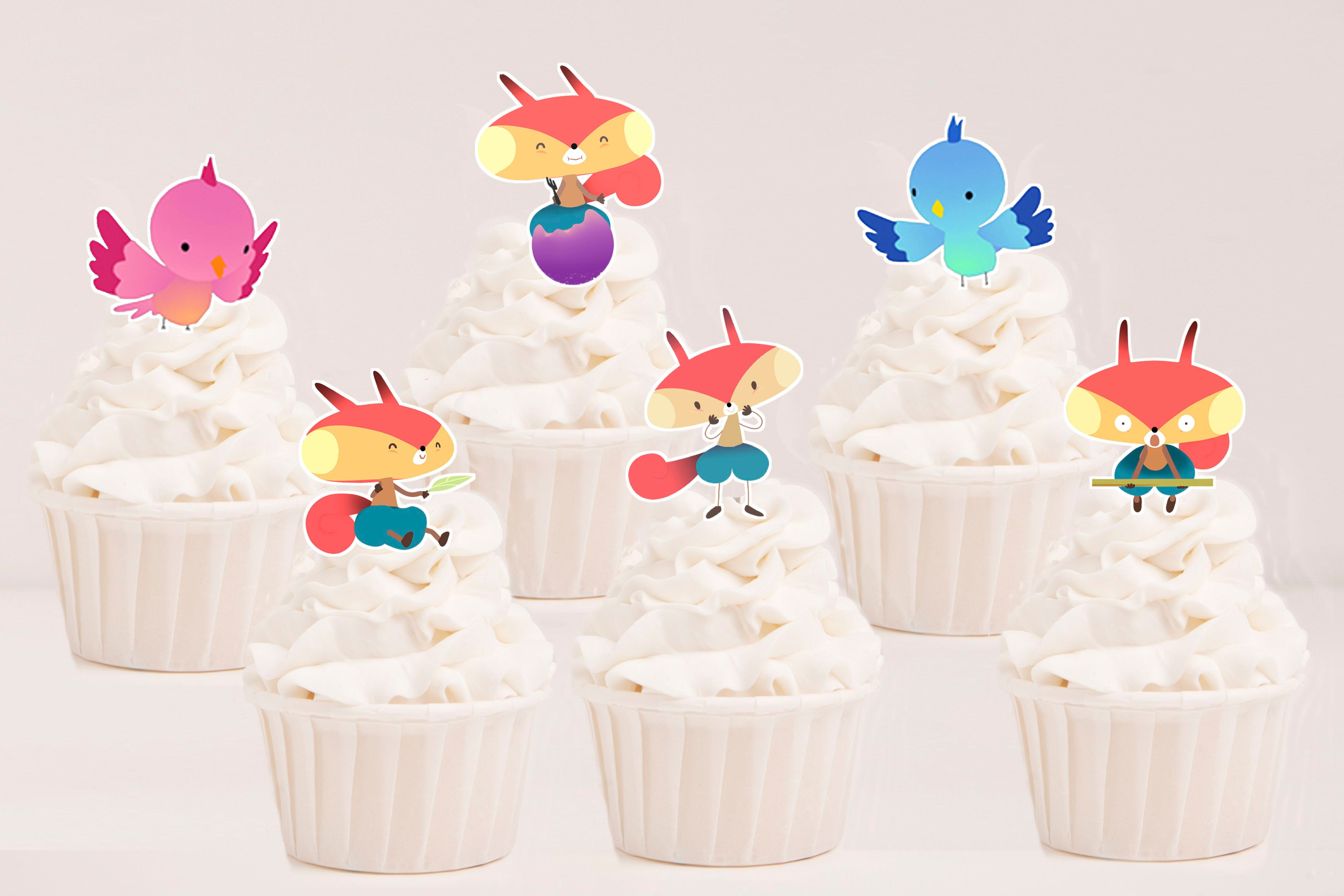 Toppers recortados Rocco BabyTV com personagens aplicados em cupcakes para festa infantil.