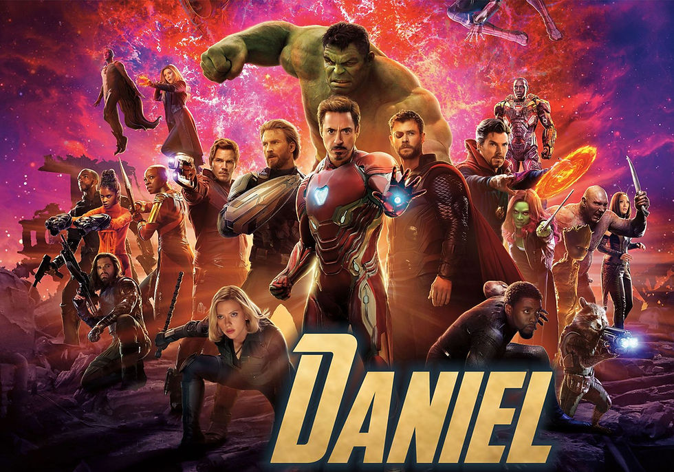 Cartaz super-heróis personalizado com nome, personagens em cenário épico e cores vibrantes para decoração infantil.