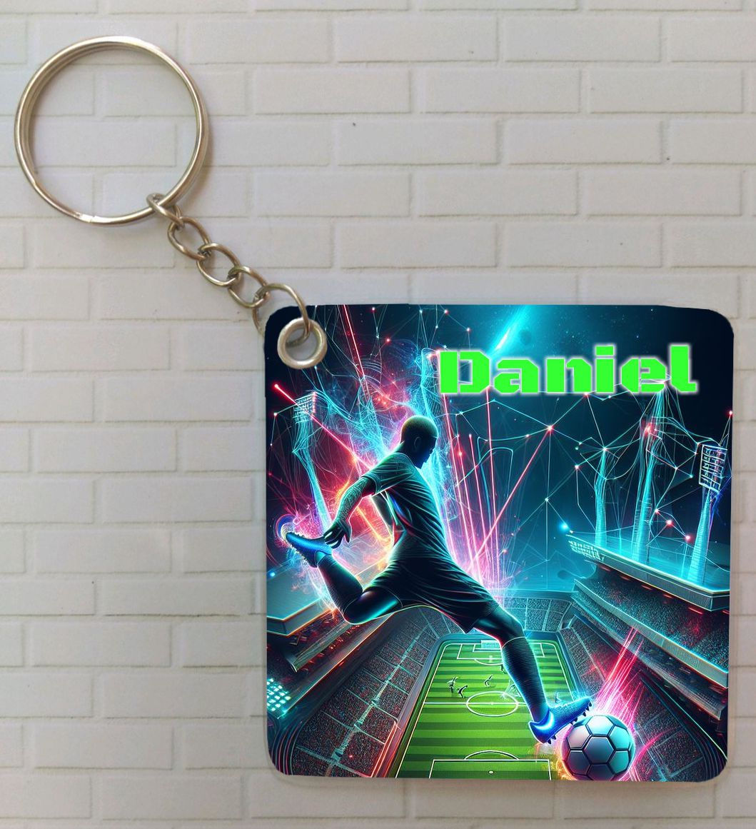 Porta-chaves plastificado de futebol com jogador em ação, efeitos neon e nome personalizado sobre estádio.