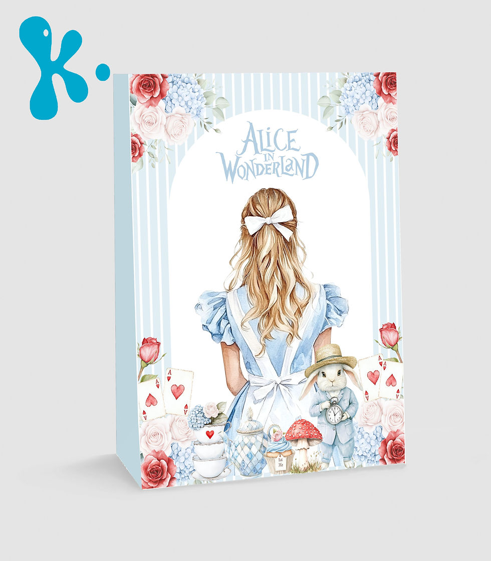 Saco lembrança Alice no País das Maravilhas personalizado com ilustração delicada e elementos florais.