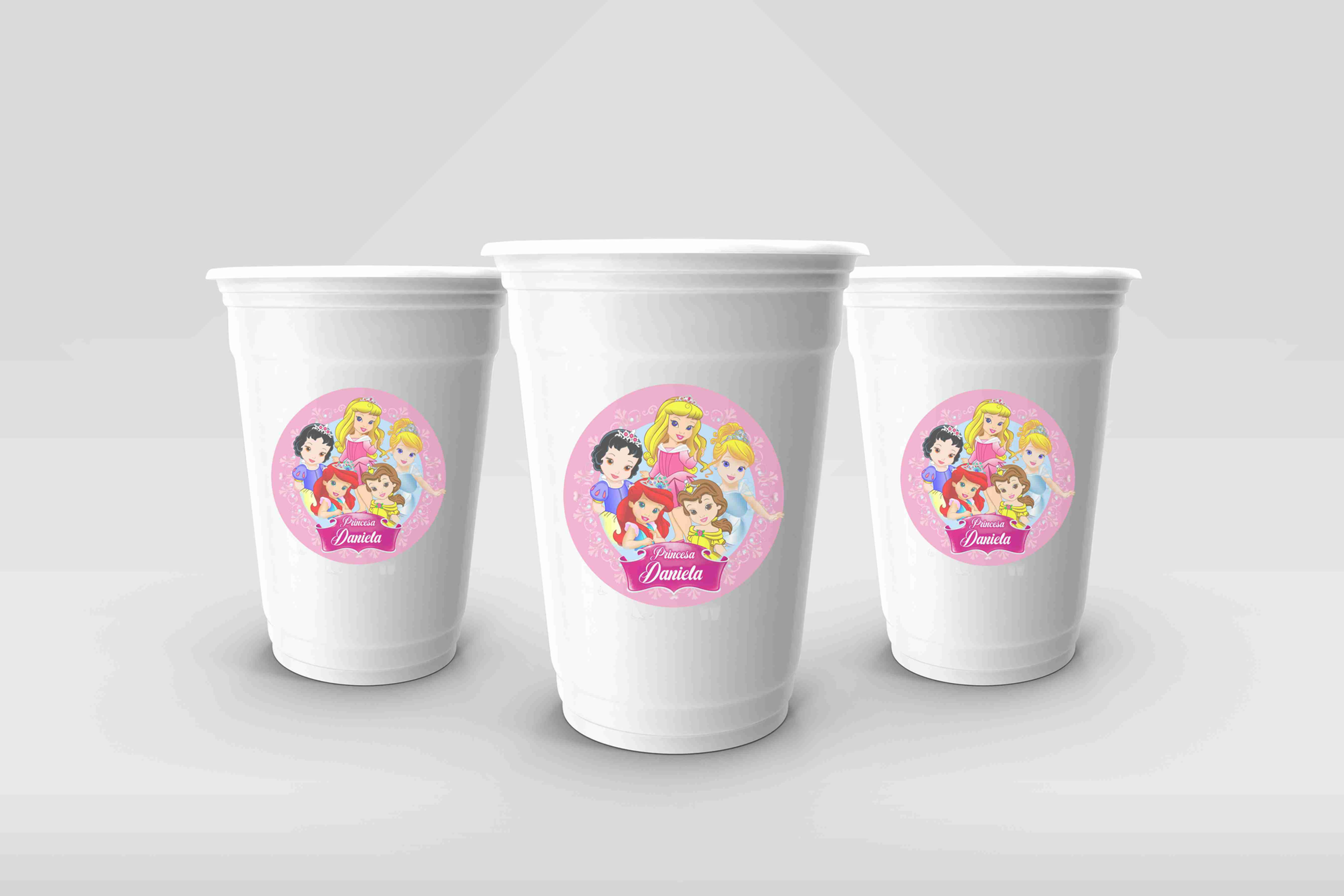 Autocolantes personalizados Princesas Disney Baby aplicados em copos brancos
