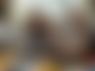 Família com crianças a brincar na sala desarrumada, felizes e unidos