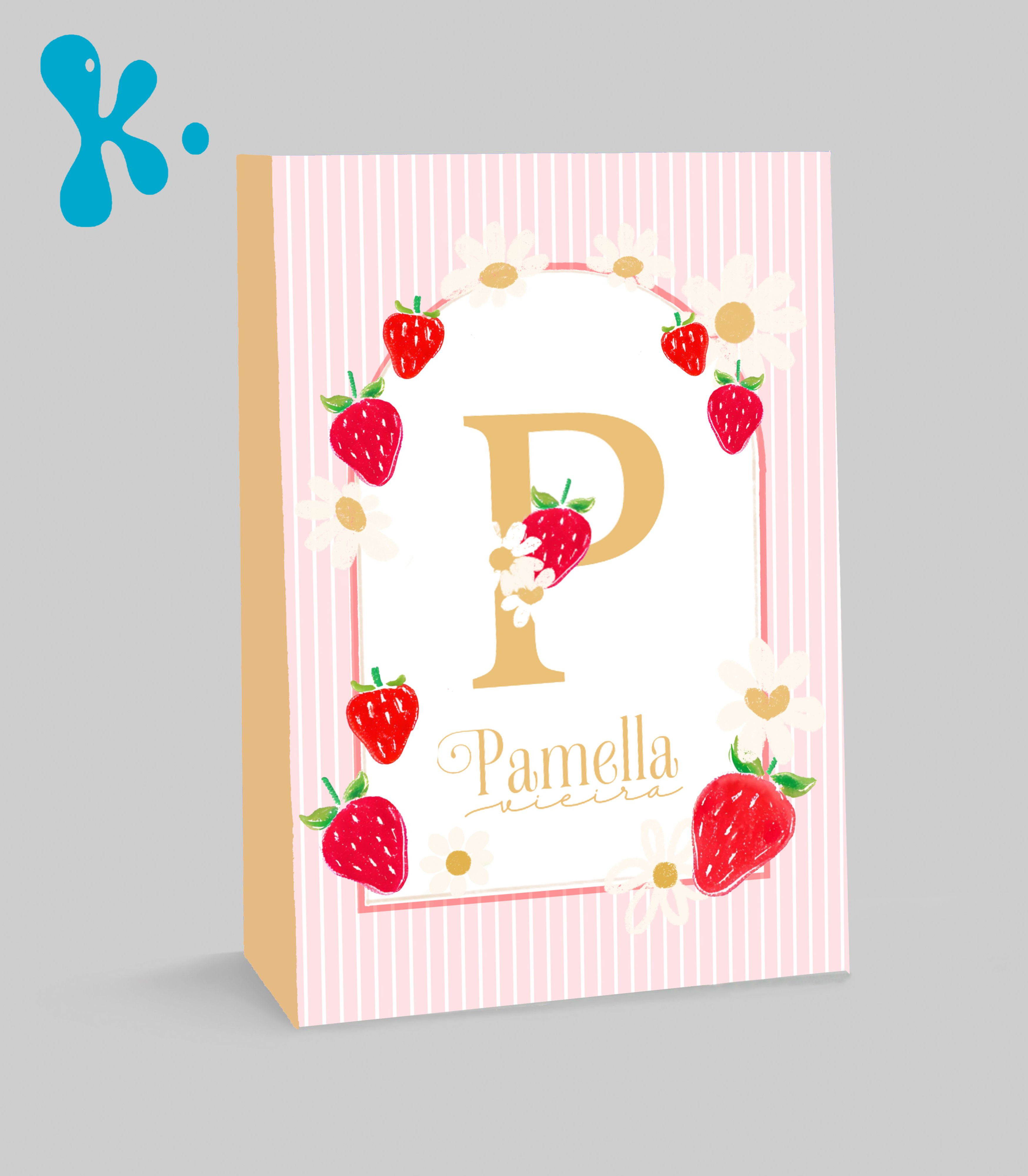 Saco lembrança personalizado moranguinhos com inicial dourada, fundo rosa às riscas e flores margaridas.