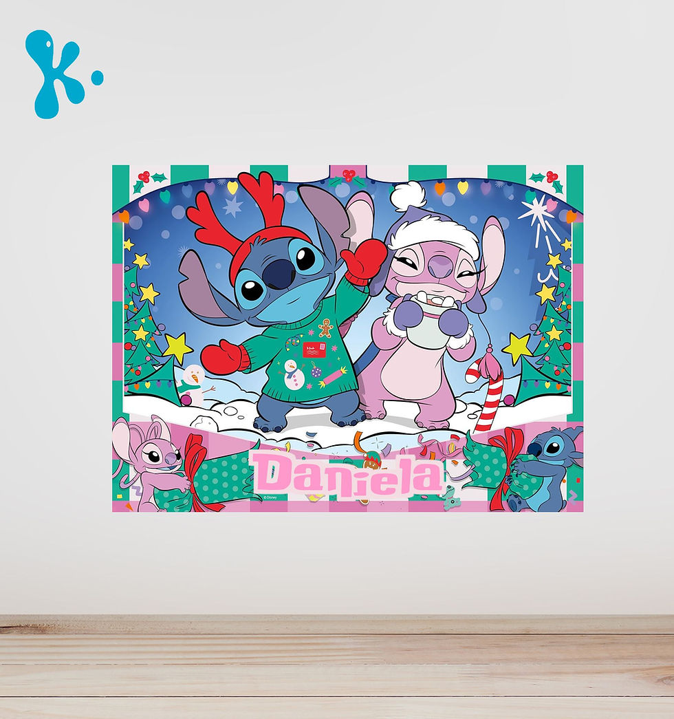 Cartaz Stitch e Angel de Natal com fundo colorido e nome personalizado para decoração de festa infantil.