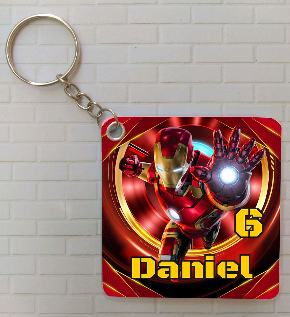 Porta-chaves plastificado Homem de Ferro em ação com fundo vermelho metálico e nome personalizado