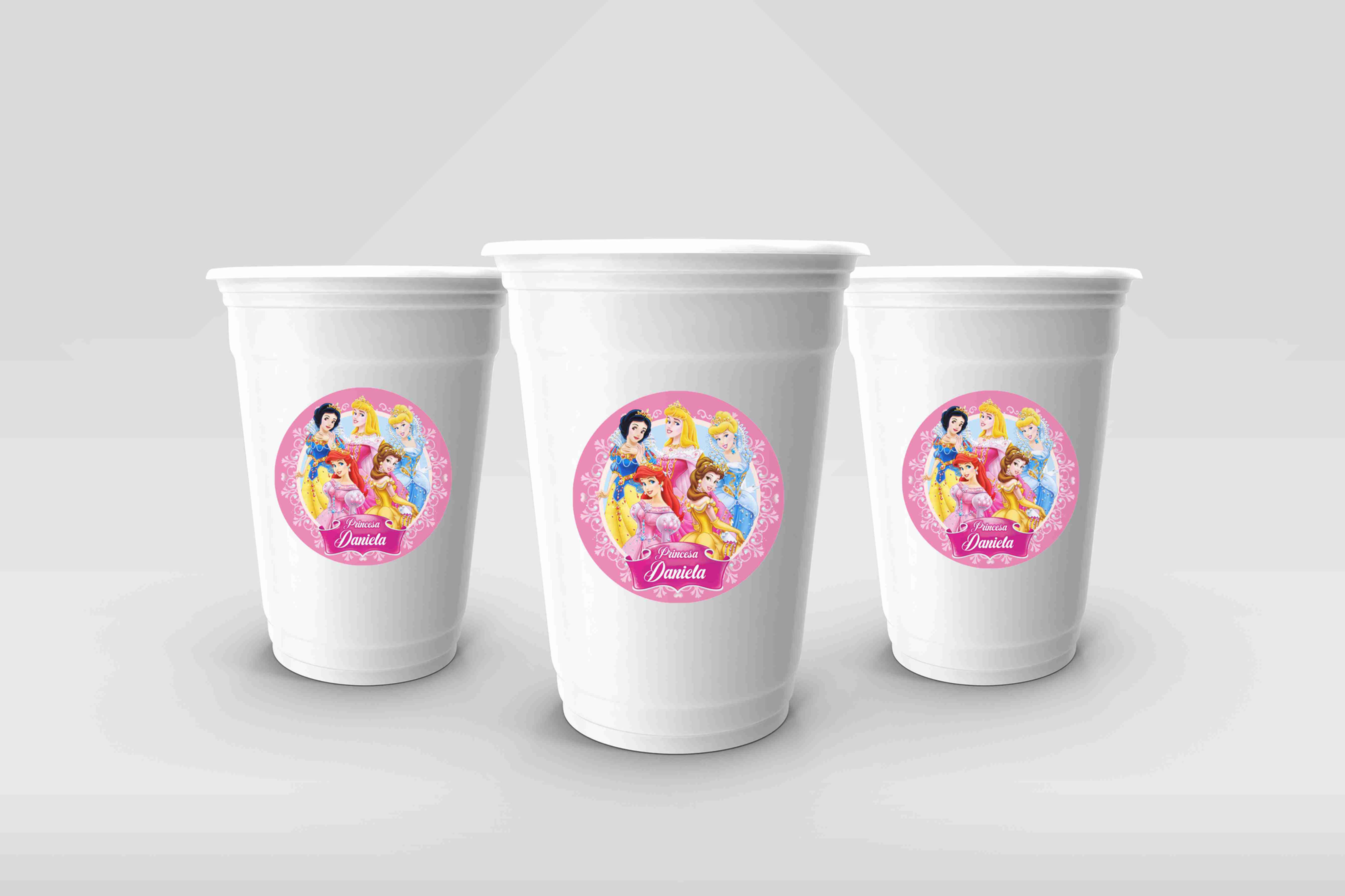Autocolantes personalizados Princesas Disney aplicados em copos brancos para festa infantil