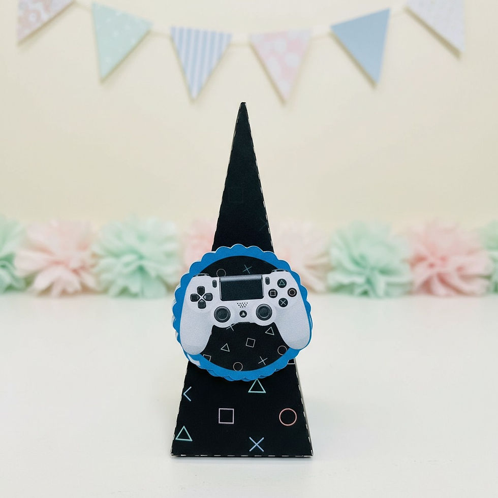 Caixa pirâmide personalizada Gaming PlayStation em preto, decorada com símbolos de videojogos e aplique de comando branco com