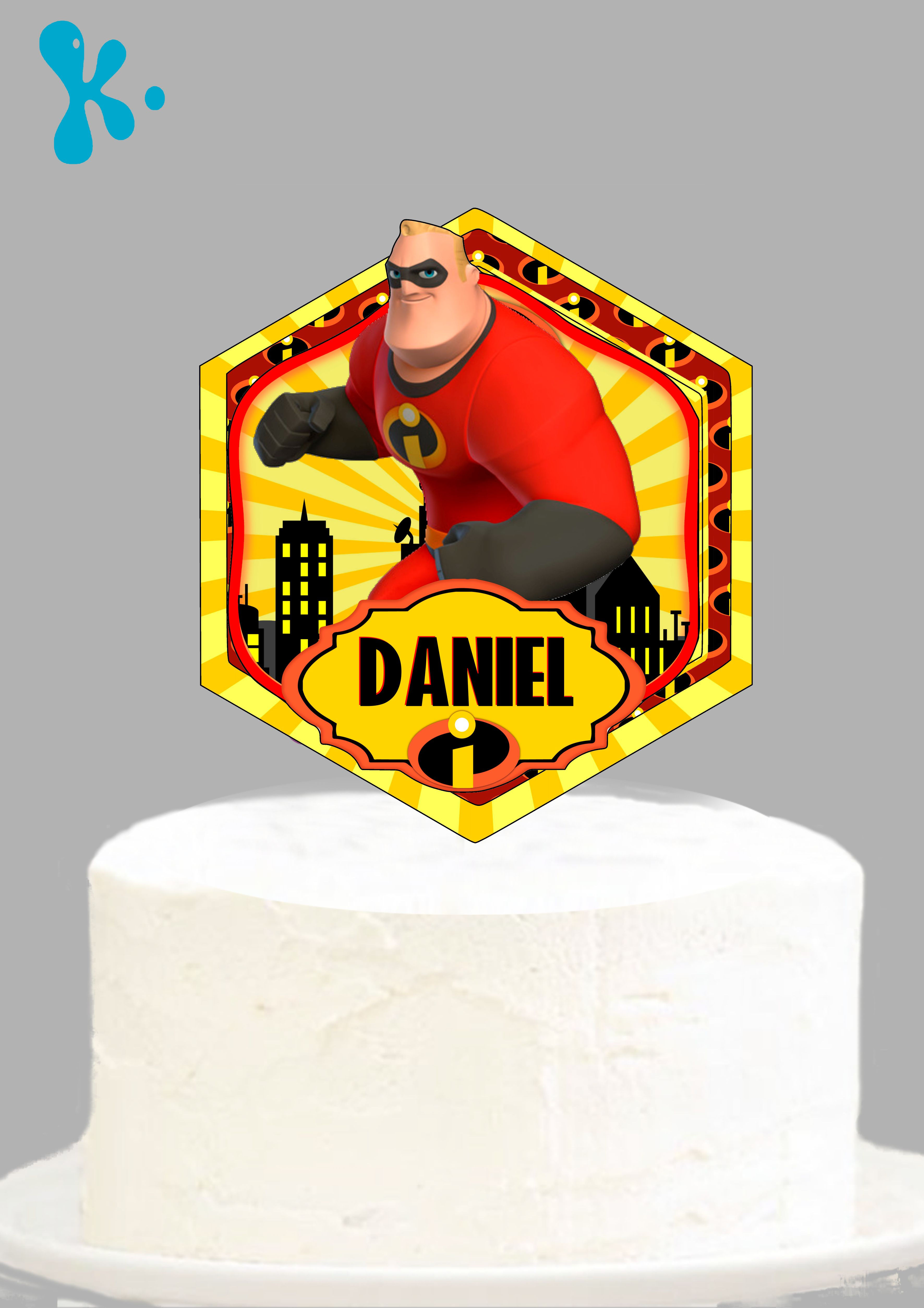 Topo de bolo do Mr. Incrível com nome Daniel em fundo amarelo e vermelho