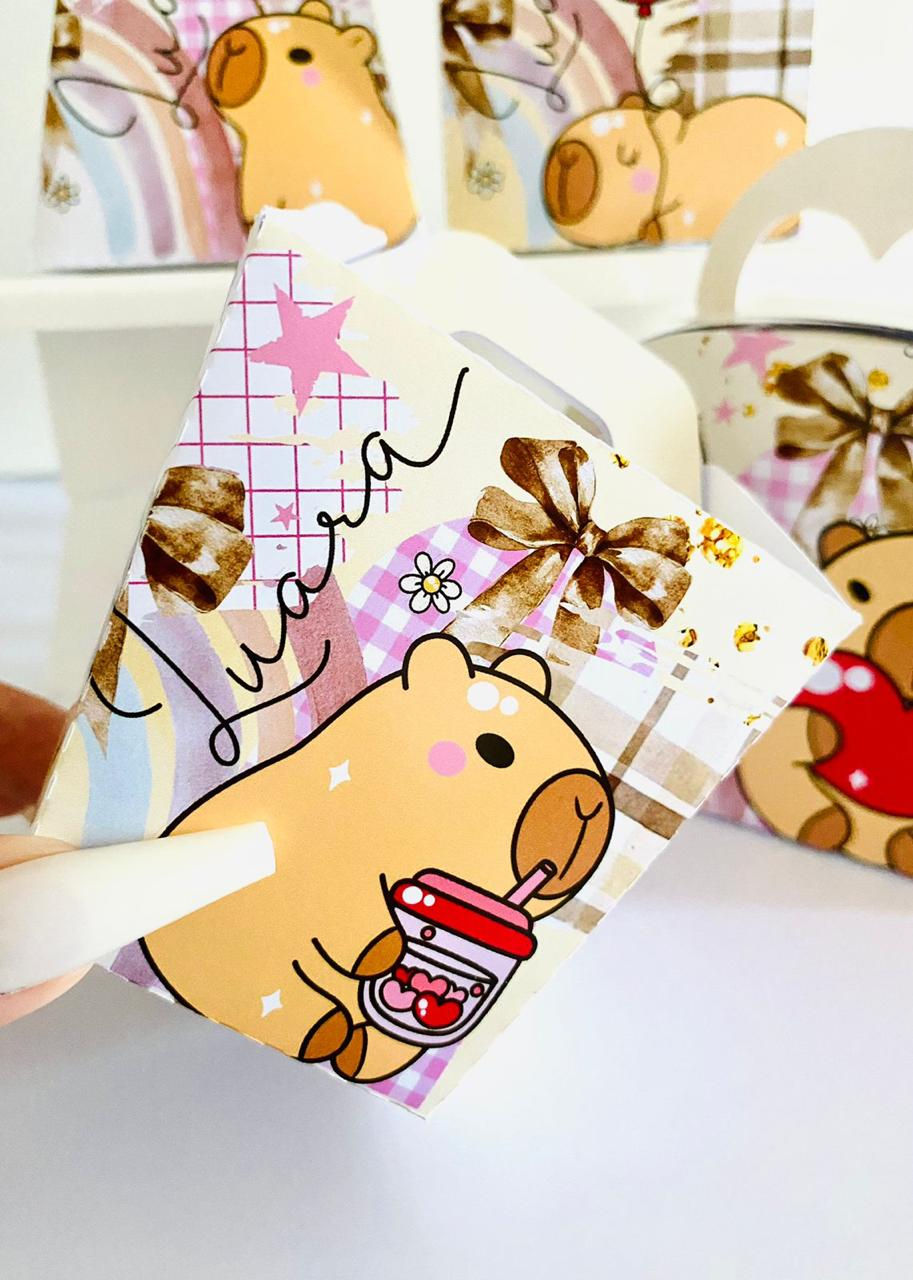 Miniatura: Quatro caixas Capivara personalizadas em creme e rosa, com corações vermelhos, arco-íris, flores e laços ilustrados.