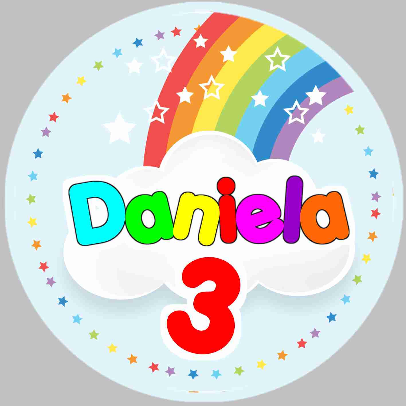 Autocolante arco-íris com nuvem branca, estrelas coloridas, nome Daniela e idade 3 anos, formato redondo.