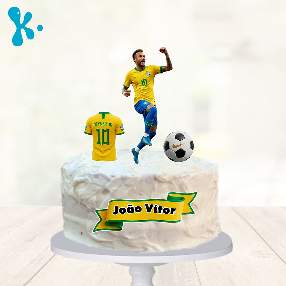 Topo de bolo Neymar Jr Brasil com jogador número 10, camisola amarela, bola de futebol e faixa verde e amarela personalizada.