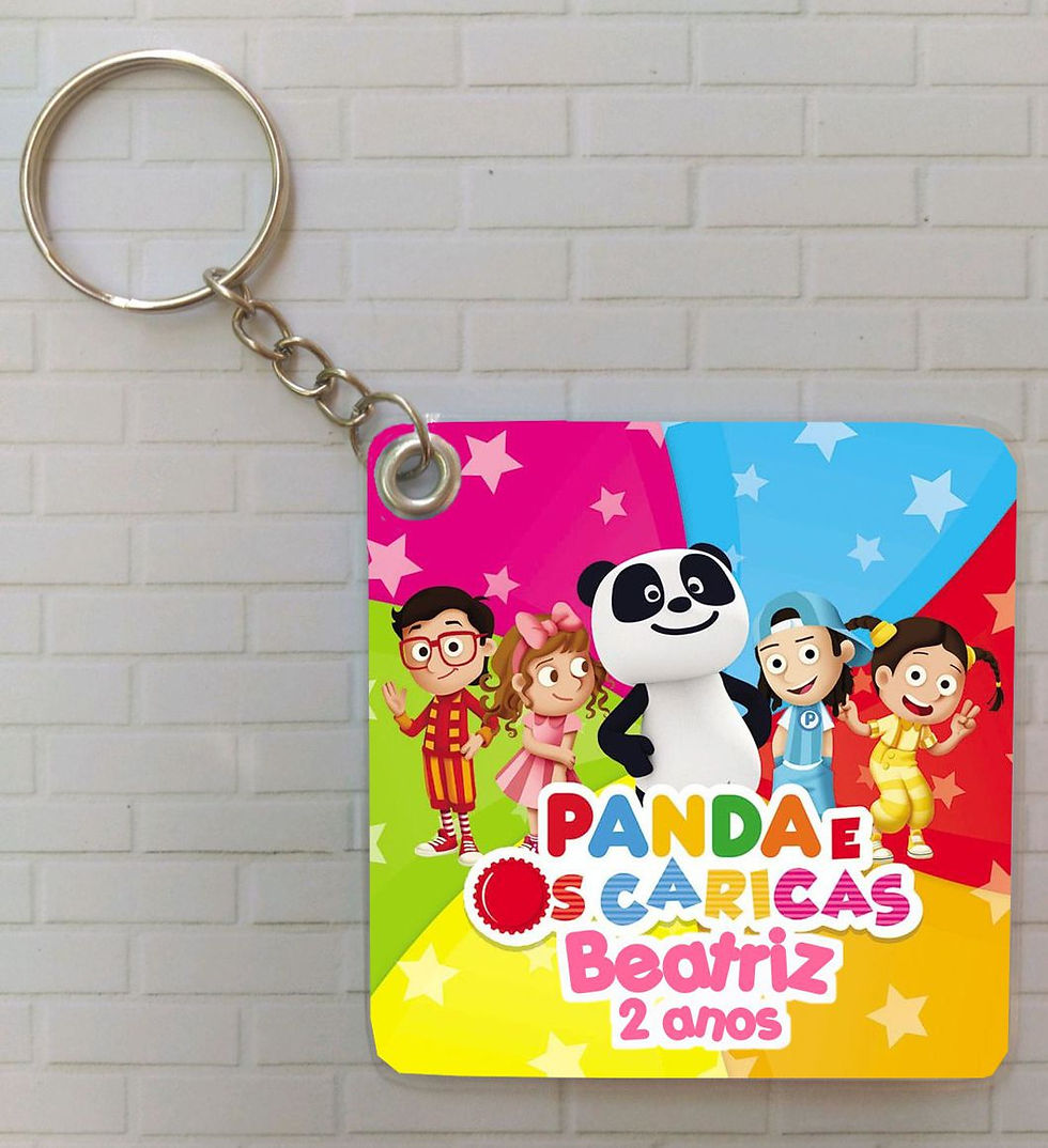 Porta-chaves personalizado Panda e os Caricas com personagens coloridas, nome Beatriz e 2 anos em destaque