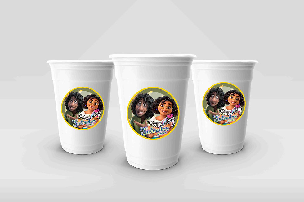 Copos com autocolantes personalizados do tema Encanto, com personagens, moldura dourada e nome da criança.