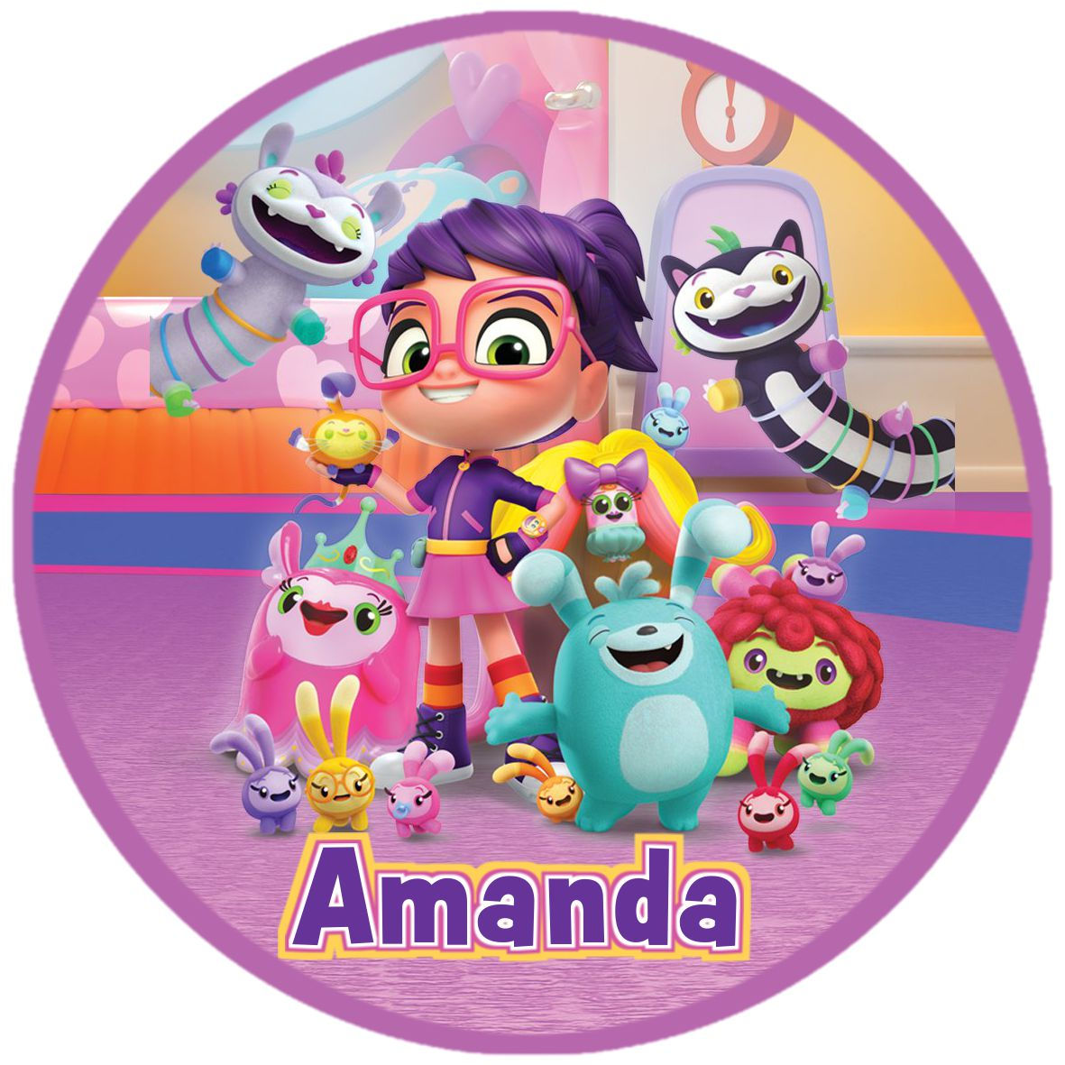 Autocolante redondo personalizado Abby Hatcher com personagens coloridas, nome da criança e fundo em tons rosa e lilás.