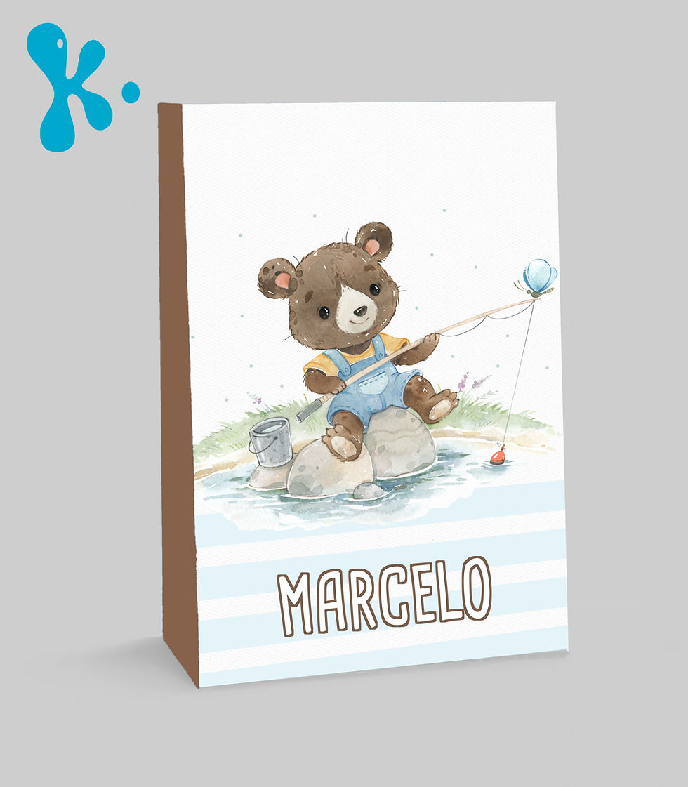 Saco lembrança personalizado com ursinho pescador sentado à beira de um riacho.