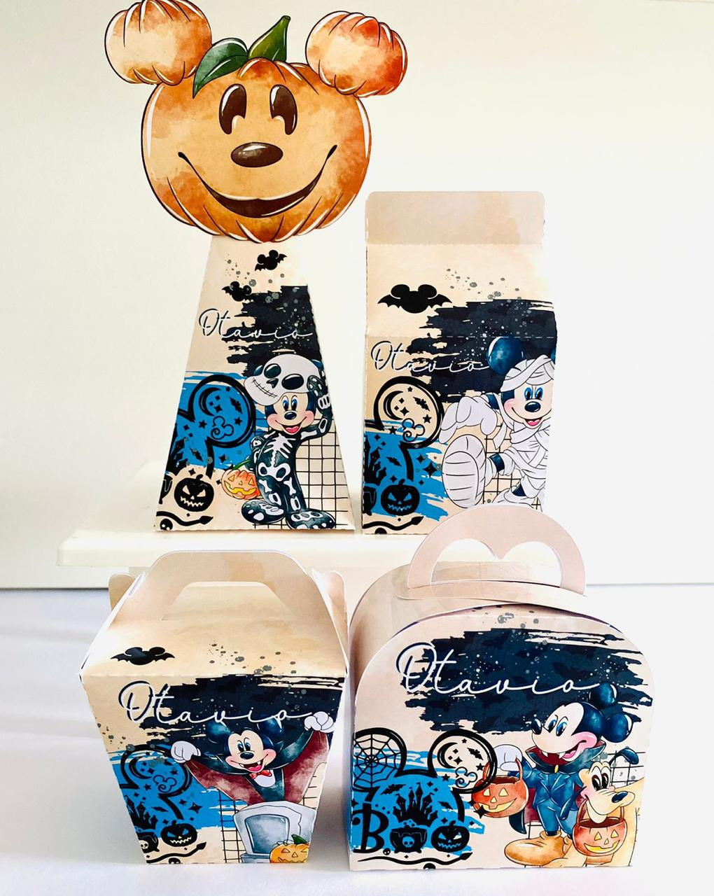 Quatro caixas Mickey Halloween com disfarces, Pluto, abóboras e morcegos, com topo recortado de abóbora com orelhas.  Palavra