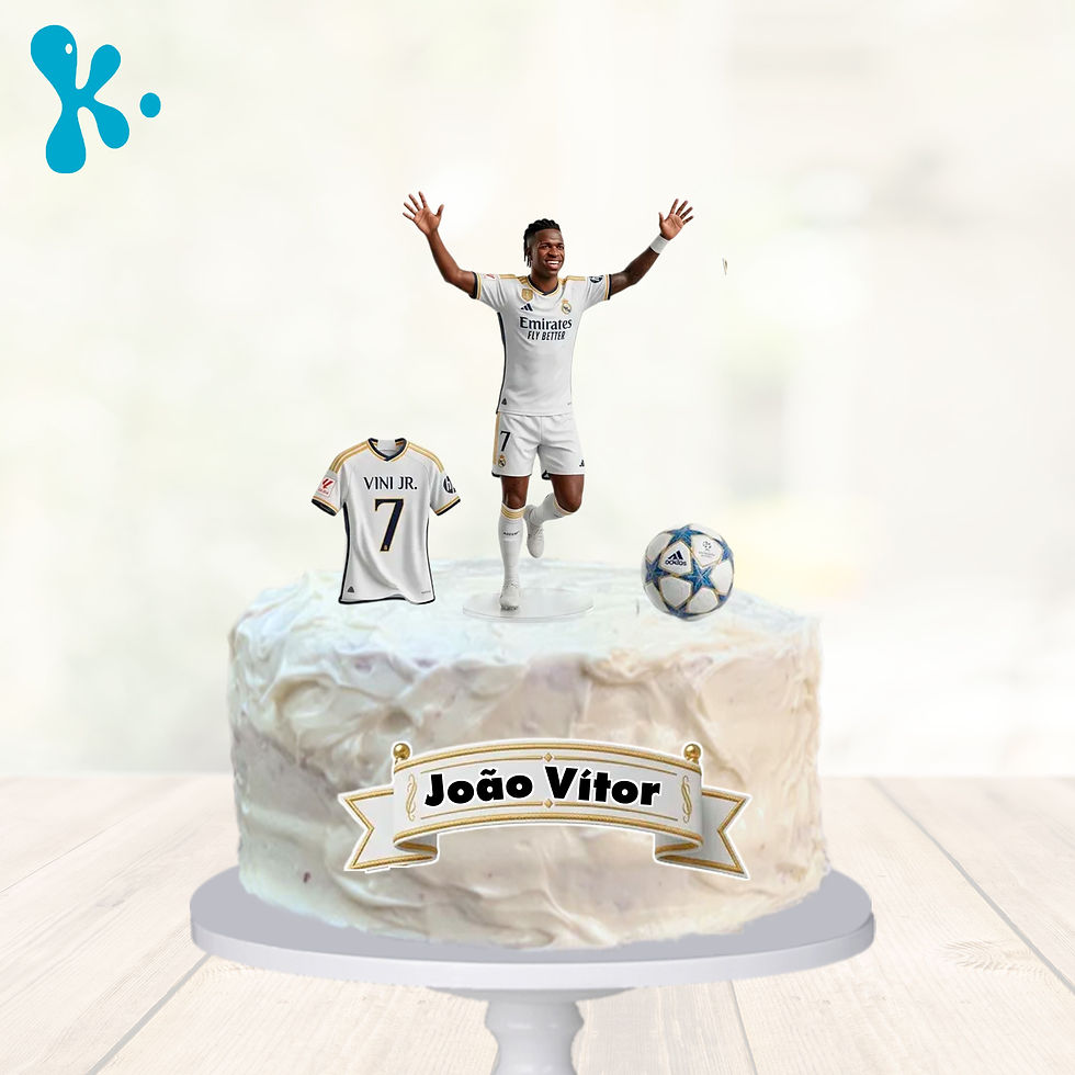 Topo de bolo Vini Jr. Real Madrid com jogador número 7, camisola branca, bola de futebol e faixa dourada personalizada.