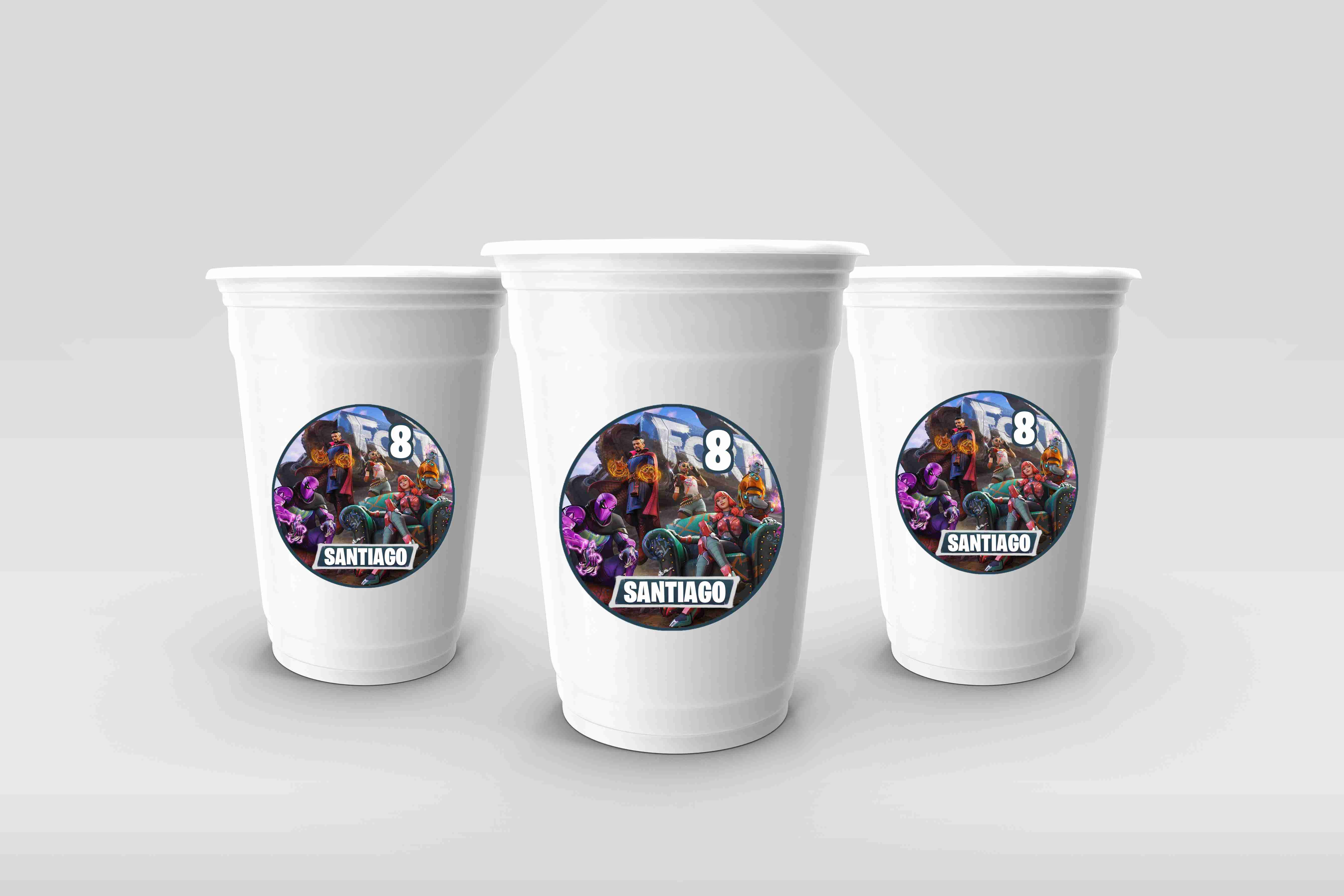 Copos brancos com autocolantes personalizados Fortnite com personagens do jogo e nome da criança, ideais para festa temática.