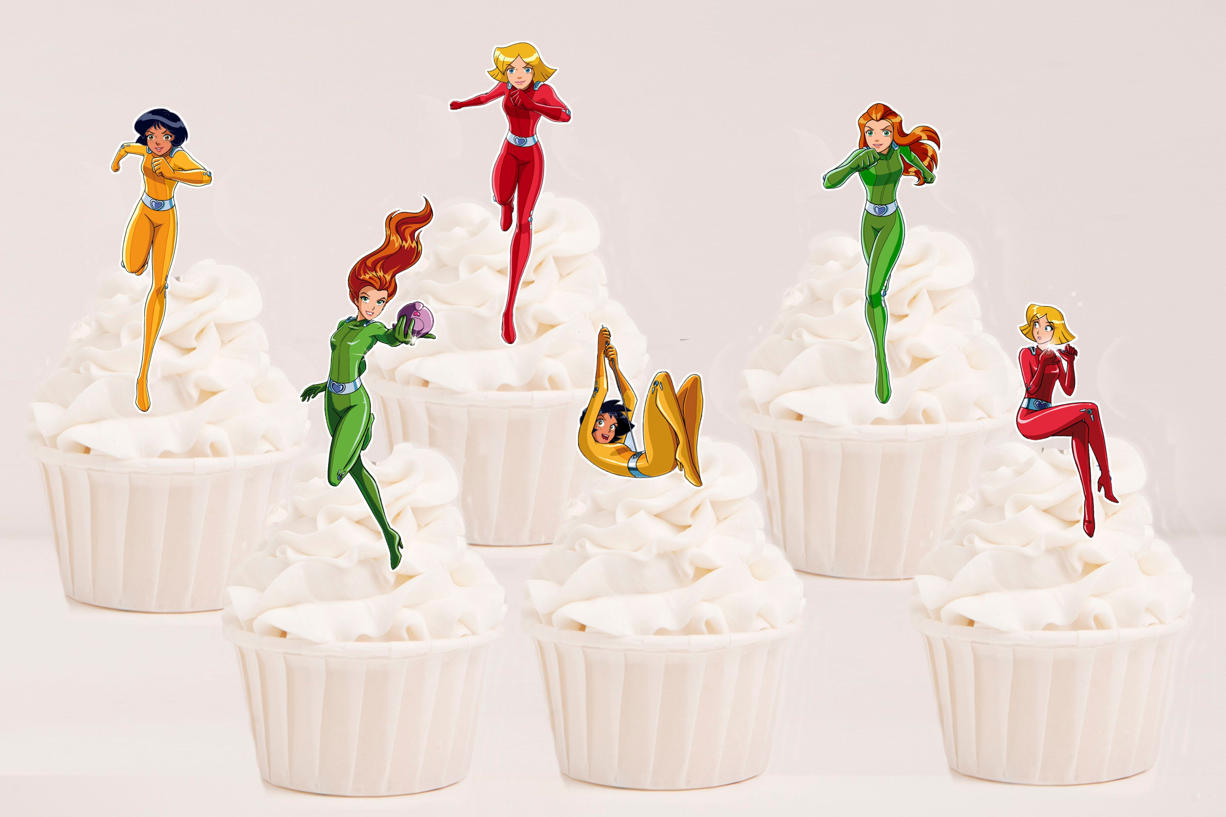 Toppers recortados As 3 Espiãs Demais aplicados em cupcakes para festa temática infantil.