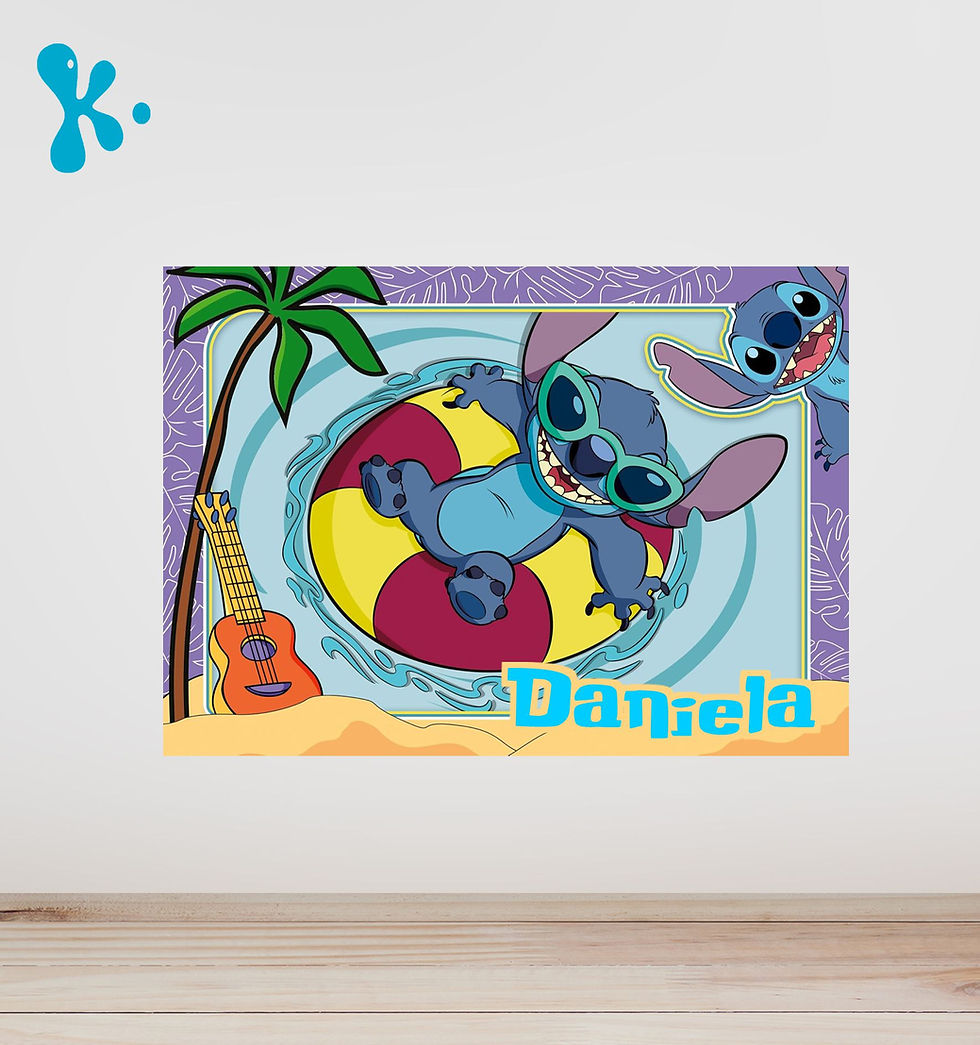 Cartaz Stitch personalizado com Stitch na praia e boia colorida para decoração de festa infantil tropical.