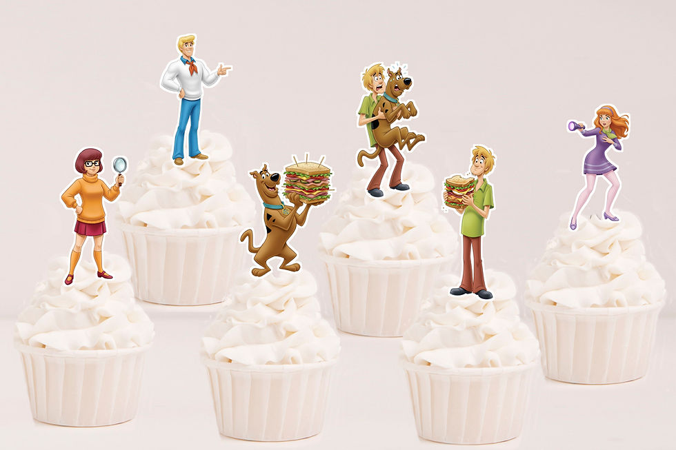 Toppers recortados personalizados Scooby-Doo com Scooby, Shaggy, Fred, Daphne e Velma aplicados em cupcakes brancos.