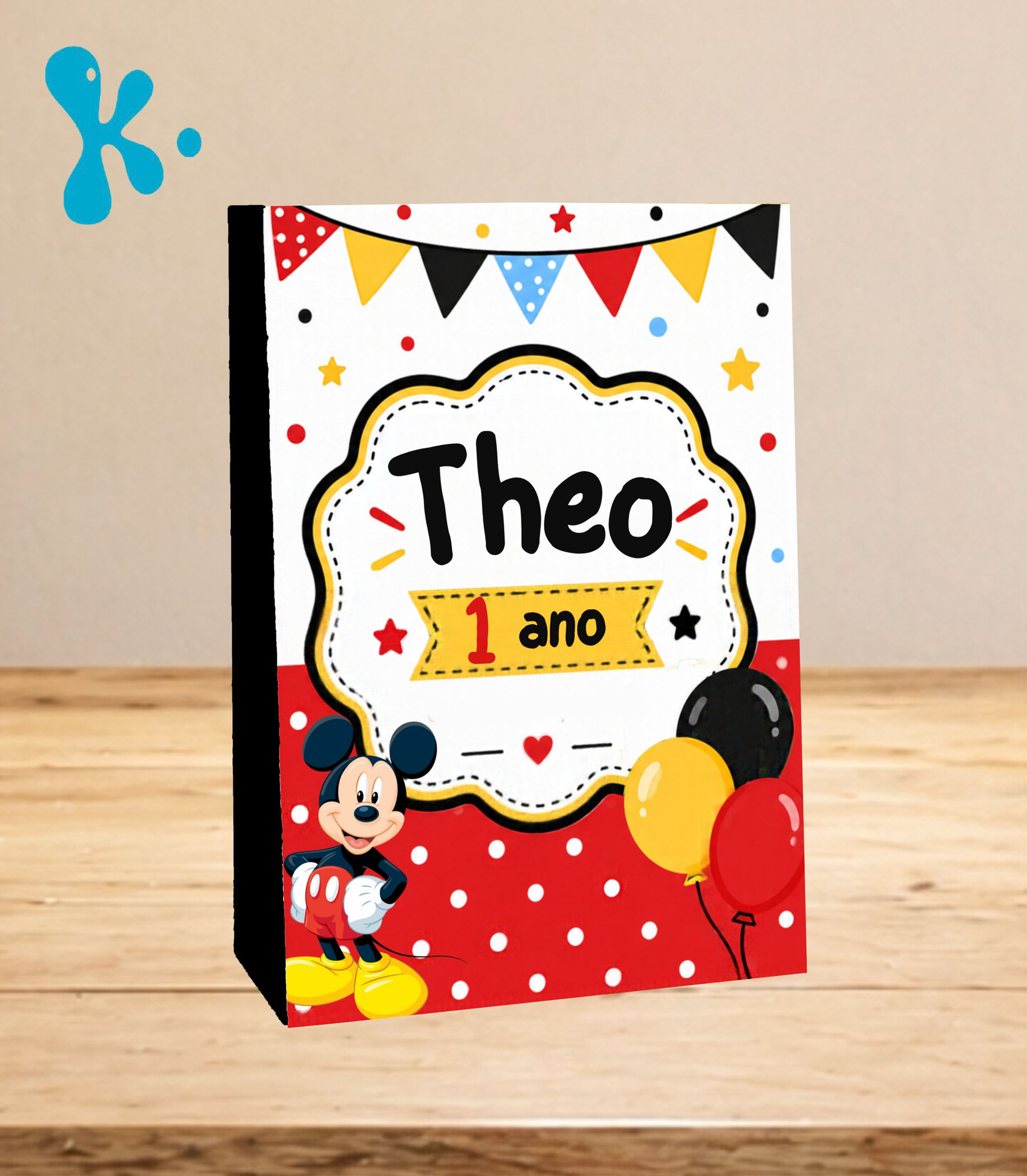 Saco lembrança Mickey Mouse vermelho, amarelo e preto, com bandeirolas, balões e nome Theo, 1 ano.