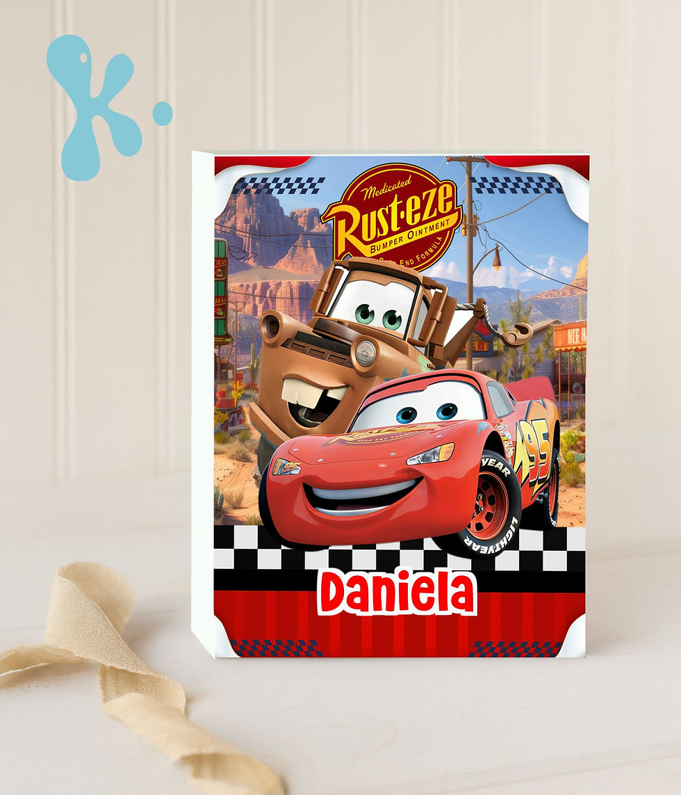 Saco Lembrança Carros personalizado com Relâmpago McQueen e Mate em cenário colorido.