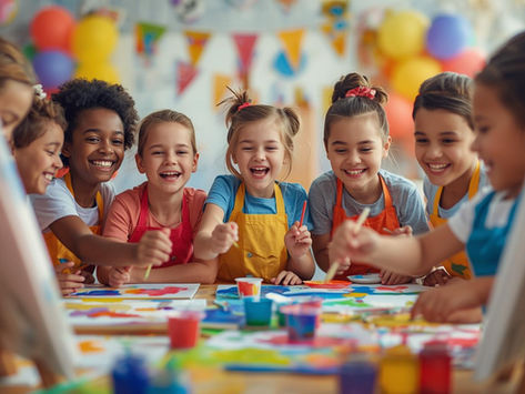 Crianças a participar numa oficina criativa de pintura em tela, com tintas coloridas e sorrisos, em ambiente festivo e acolhedor.