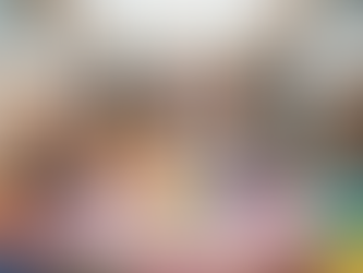 Festa infantil no shopping com mesa decorada e crianças a brincar em parque indoor.