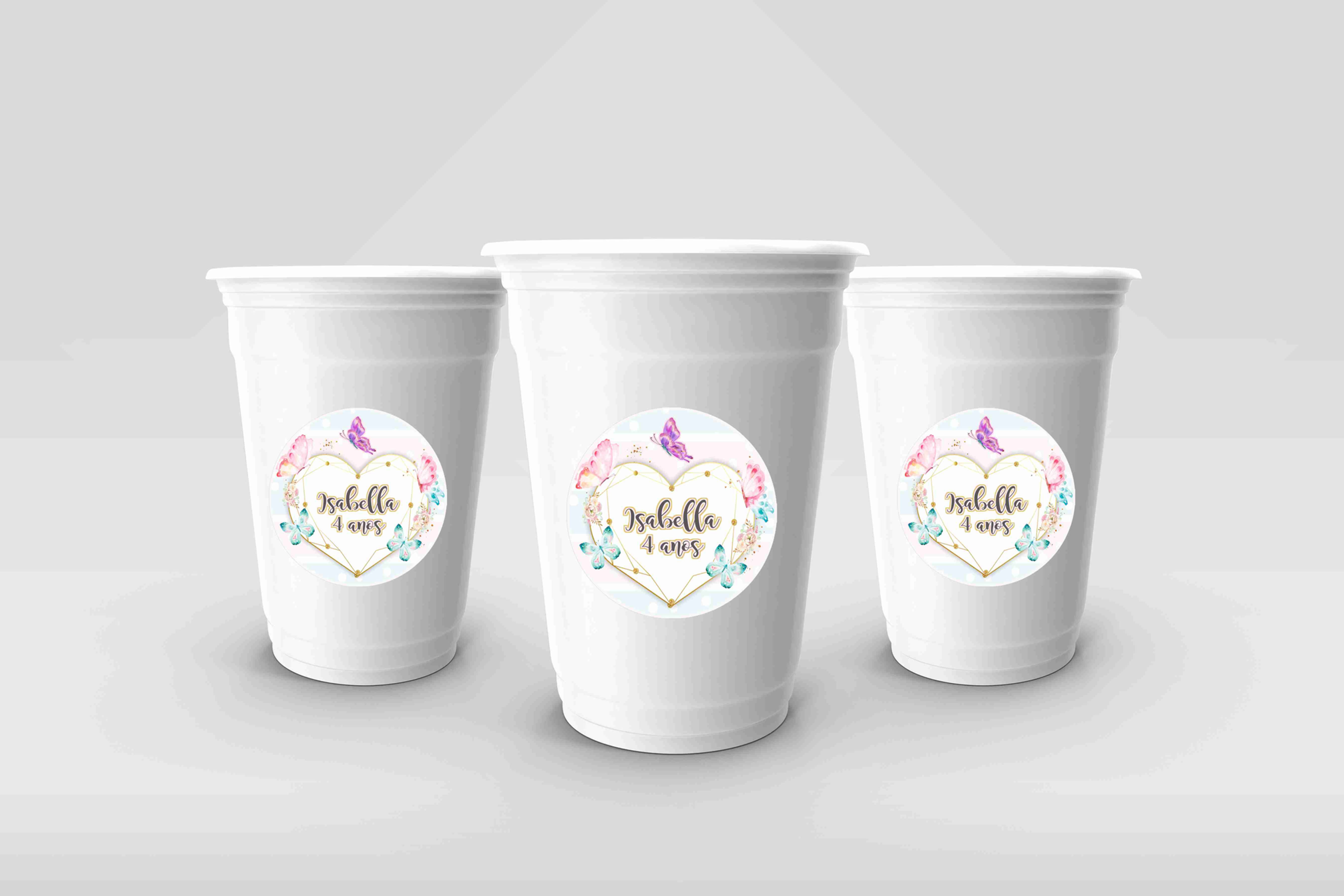 Copos com autocolantes personalizados de borboletas, em tons pastel, com flores delicadas, nome e idade da criança.
