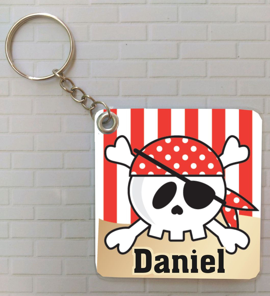 Porta-chaves personalizado pirata com caveira, lenço vermelho às bolinhas e nome Daniel em destaque