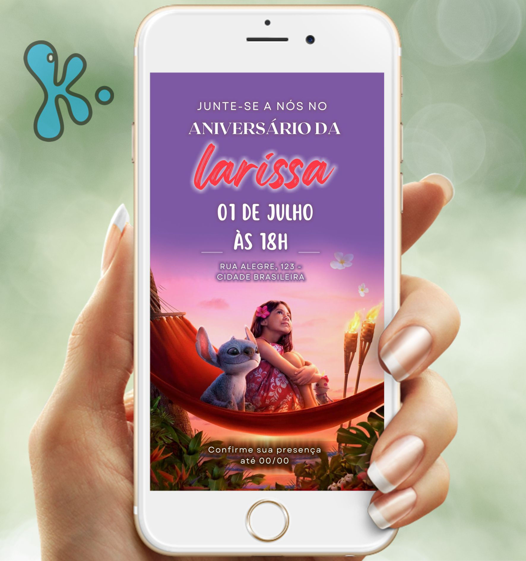 Convite Digital Lilo & Stitch com Lilo sentada numa rede ao pôr do sol ao lado de Stitch, decoração tropical com tochas