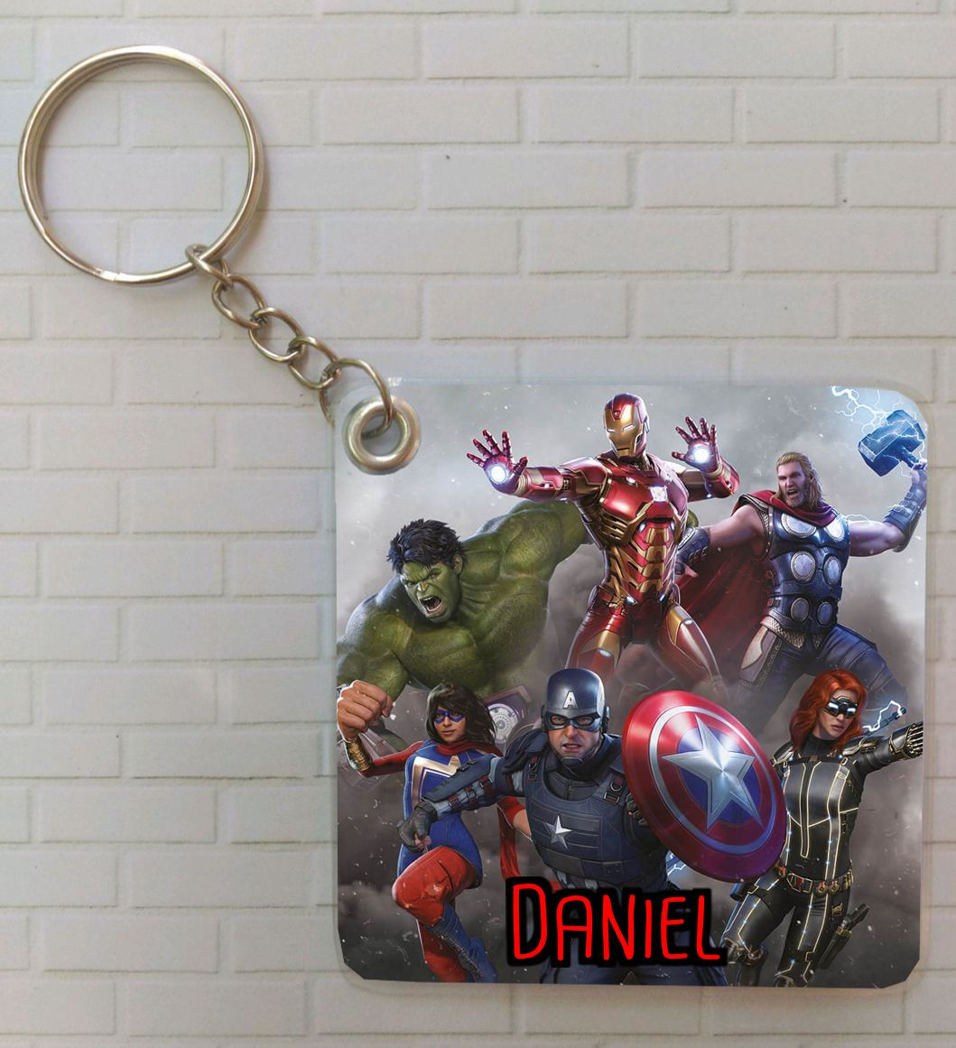 Porta-chaves Avengers personalizado com super-heróis reunidos em pose de ação, com nome da criança em destaque.
