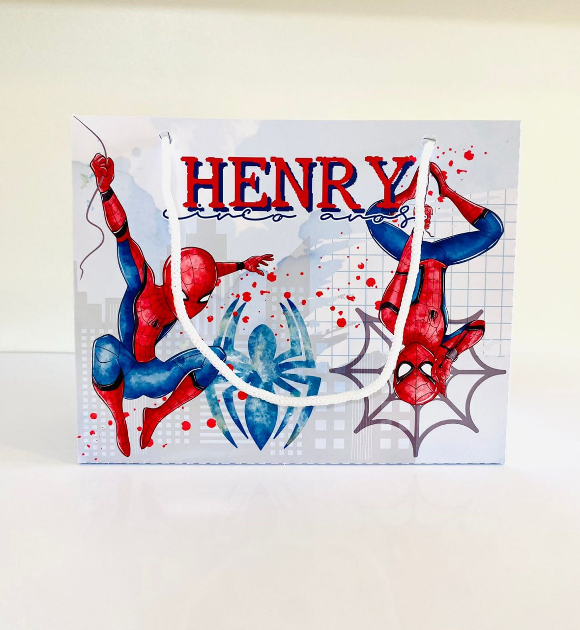 Sacolinha personalizada Homem-Aranha em papel fotográfico, com super-herói, teias, símbolo da aranha, nome e idade da criança