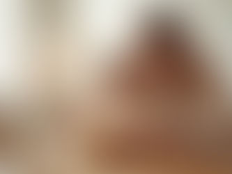 Mãe e criança a decorar um bolo em casa numa festa afetiva, criando memórias afetivas em família.