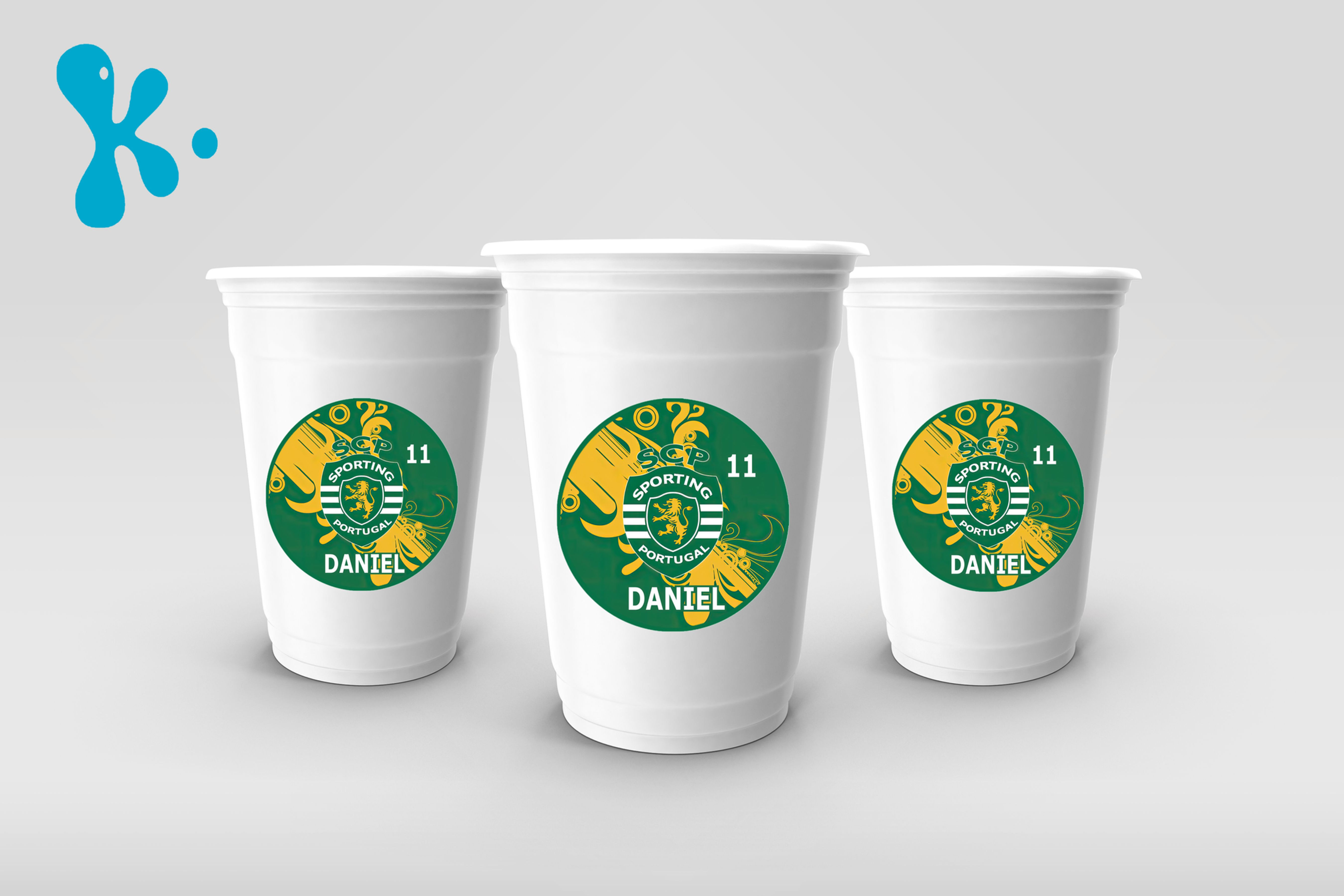 Copos descartáveis com autocolantes personalizados do Sporting CP, em tons verdes, com nome e idade, ideais para festa infant