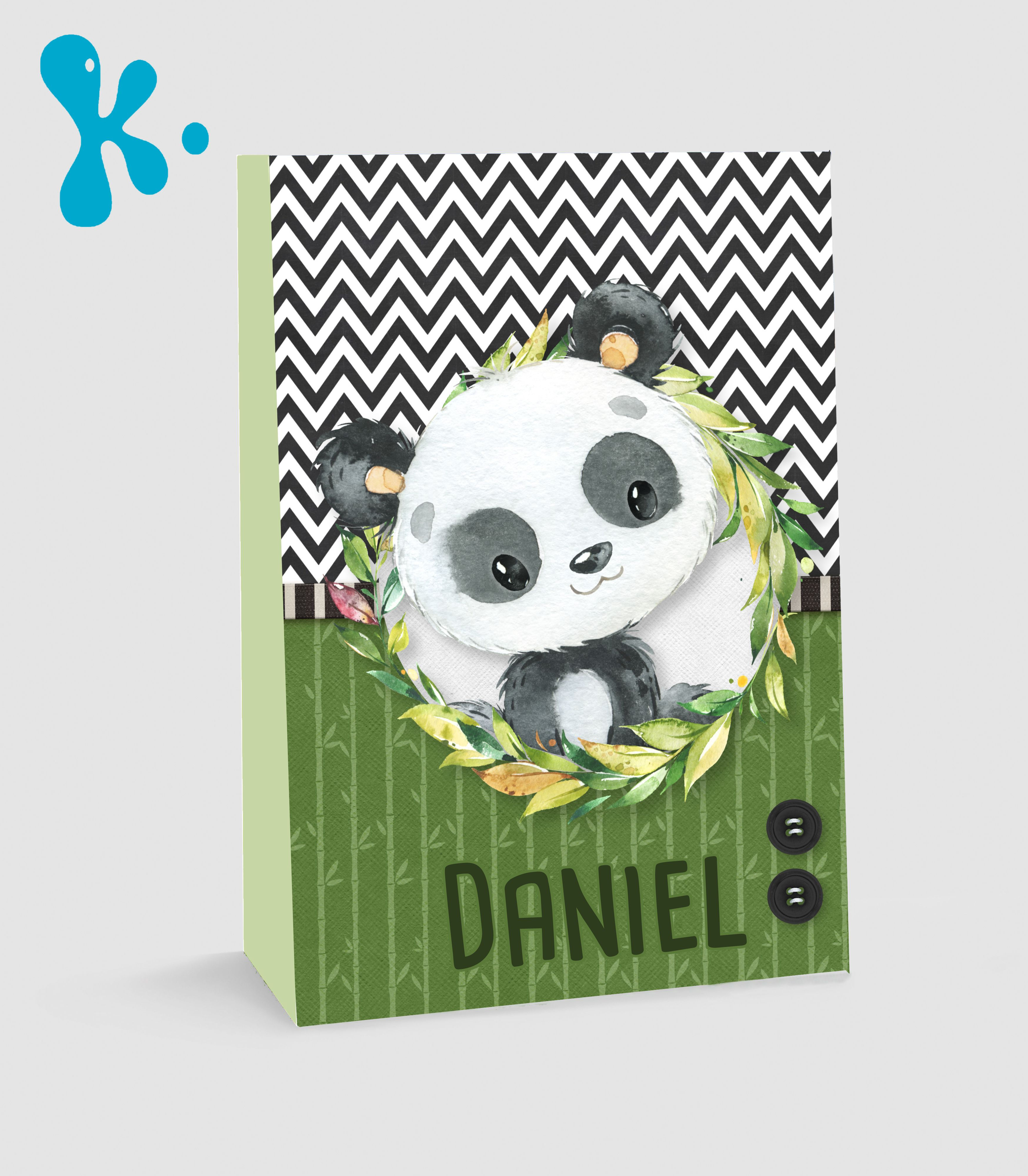 Saco lembrança personalizado Panda com fundo verde e padrão preto e branco, nome Daniel.