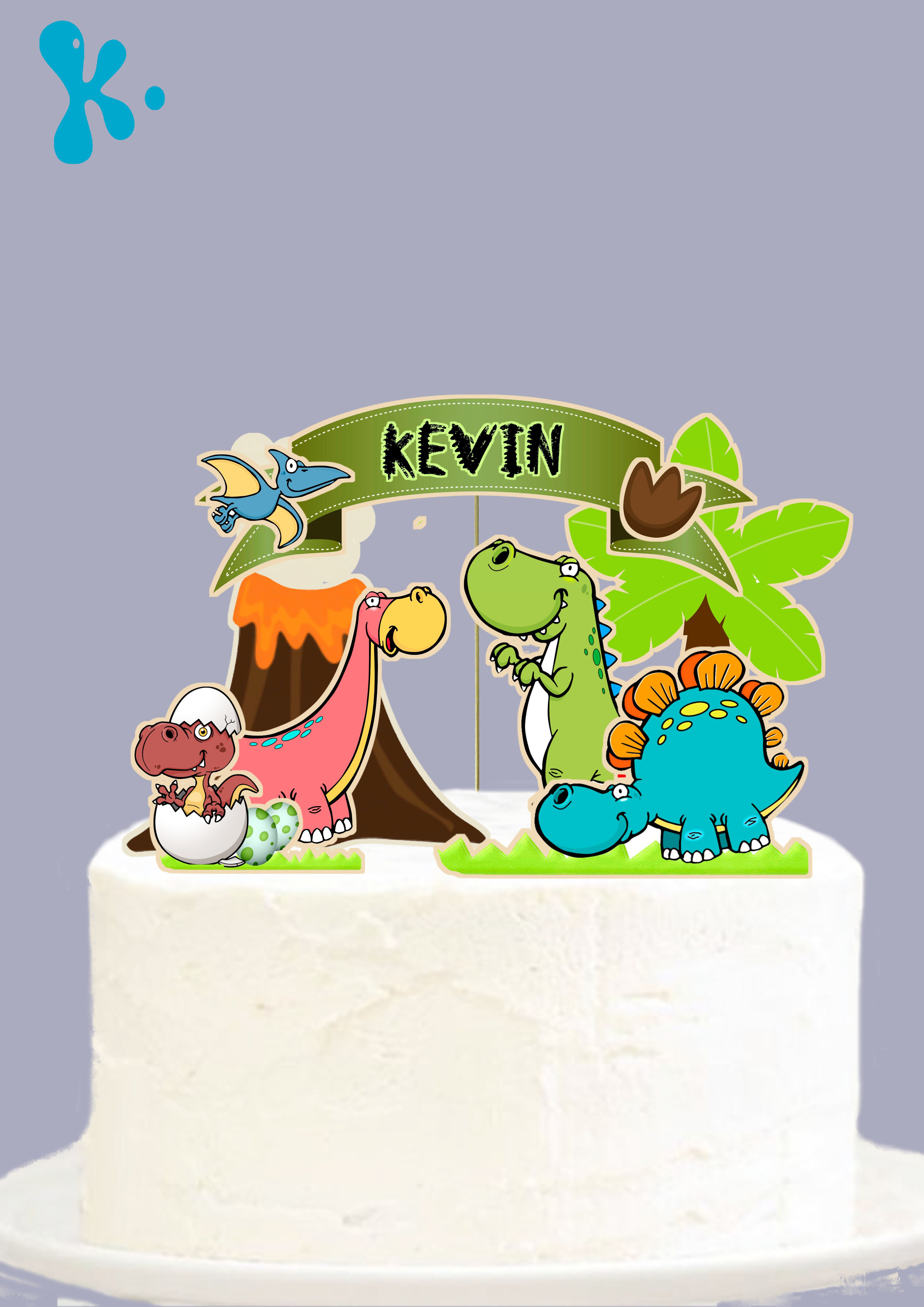 Topo de bolo personalizado Dinossauros com dinossaurinhos cartoon, cenário de selva e nome do aniversariante.