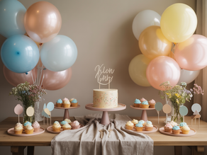 Mesa de festa infantil neutra decorada com bolo e balões em tons pastel.